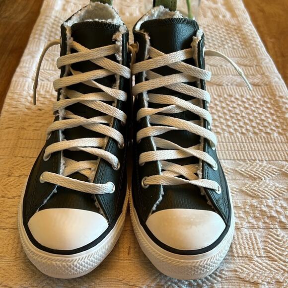 Chuck Taylor Sherpa lined leather youth size 2 - Picture 3 of 10